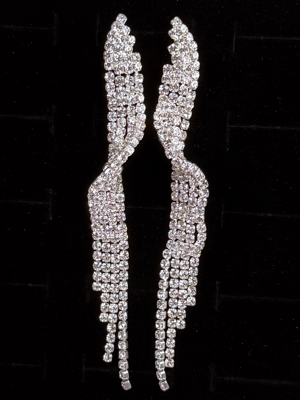 Beautiful lightweight Silvertone twisted long bling, holiday earrings